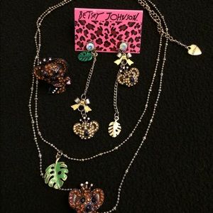 Set of necklace, earrings, ring